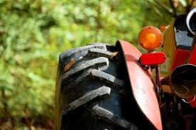 Si la toti astia trebuie sa le dam liber se refera la tractoarele agricole si forestiere care nu sunt asimilate autovehicolelor asta nu e o permis pentru a conduce tractor pe camp nu trebuie. Iccj Conducerea Unui Tractor FÄrÄ Permis Pe Drumurile Publice Nu Este InfracÈiune Decizia Se AplicÄ De Azi