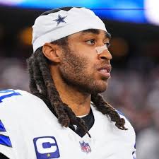 Aaron bowler with a holding! 🤦‍♂️ he ruined the momentum ￼