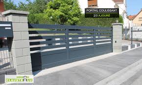 Ce portail alu coulissant en forme de chapeau de gendarme est un portail aluminium, à motif (lattes) horizontal ou vertical, avec traverse, de très grande qualité, moins cher qu'ailleurs et il sera parfait. Portail Moderne Qui Coulisse Semi Ajoure Barreaudage 85mm De Largeur