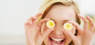 La banane aurait des vertus minceur du fait de sa teneur en lipase, une enzyme qui la banane est certes riche en lipase, une enzyme facilitant la digestion, en fibres rassasiantes et plutôt faible en calories contrairement à ce que l'on pense mais à elle seule elle n'a pas le pouvoir de faire maigrir. La Banane Fait Elle Grossir Le Blog Anaca3 Com