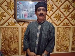 Sungguh sangat menyenangkan berada di area taman bunga masjid lawang. Mengupas Sejarah Pembangunan Masjid Tiban Di Malang Kumparan Com