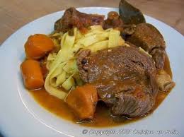 Un Bon Plat Traditionnel Ce Soir Ca Ressemble A La Daube Au Boeuf Carottes Au Saute De Boeuf En Cocotte Recette Boeuf Bourguignon Bœuf Bourguignon Bon Plat