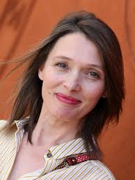 Pour lui faire plaisir, philippe fraude afin d'obtenir une mutation sur la côte d'azur. Anne Marivin Allocine