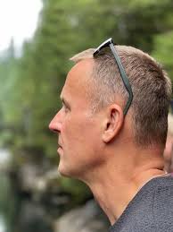 Lucy Guo is the world's youngest self-made woman billionaire. And you  probably never heard about her. She was born in 1994 to Chinese immigrant  parents in Fremont, California. By 2nd grade, she