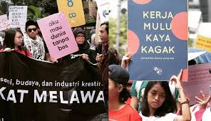 Hari buruh sedunia merupakan bagian ekspresi penting kaum miskin atau kaum marginal yang secara kedudukan memiliki kelas bawah dalam struktur masyarakat. Hari Buruh Pekerja Seni Berorasi Dengan Kreatif Ramah Lingkungan Seleb Tempo Co