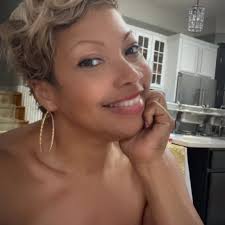 Which building is closest to the beach at Royalton Bávaro Resort for a  guest with mobility issues?