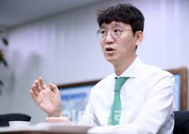 이번 조사에서 국민의힘 지지층만을 대상으로 결과를 살펴보면, 이 전 최고위원의 지지율은 54.8%였으며, 나 전 의원 26.3%, 주 의원 8.6%, 홍 의원 1.2%. ì´ˆì„  ê¹€ì›… êµ­ë¯¼ì˜íž˜ ë‹¹ëŒ€í'œ ì í•©ë„ ì—¬ë¡ ì¡°ì‚¬ 2ìœ„ ëˆˆê¸¸