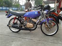 Motor yang terkenal dengan suara melengking kerasnya ini masih tetap menjadi idola bagi banyak kalangan. Wallpaper Rx King Land Vehicle Vehicle Motorcycle Spoke Car 191677 Wallpaperuse