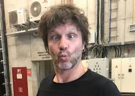 Le livre l'amour à mort, écrit par stéphane bouchet et frédéric vézard, enquête sur le drame de la mort de marie trintignan sous les coups de son compagnon bertrand cantat, chanteur de noir désir, en 2003. Bertrand Cantat A Nouveau Devant Les Tribunaux Pour La Mort De Son Ex Femme