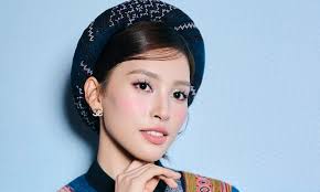 Tiểu Vy trình diễn áo dài thổ cẩm