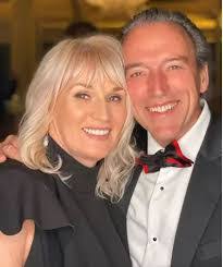 Robyn Hart's Instagram, Twitter & Facebook