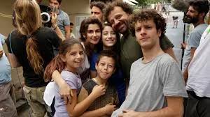 Bizim hikaye dizisinde kiraz elibol rolünü kim canlandırıyor? Bizim Hikaye Setinde Surpriz Dogum Gunu Ne Izledik