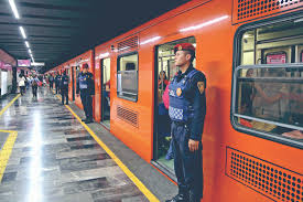 Cae estructura del metro cdmx de la línea 12. Cae Persona A Vias Del Metro En La Estacion Candelaria