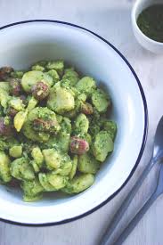 Rezept Fur Kartoffelsalat Aus Neuen Kartoffeln Mit Gebackenen Radieschen Und Radieschengrun Pesto Moeyskitchen C Kartoffelsalat Kartoffelsalat Rezept Rezepte