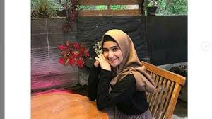 Baby bump nadya terlihat di potret wisuda ini, salut dengan perjuangan menyelesaikan pendidikan saat hamil. Nadya Mustika Banyak Dibicarakan Soal Kehamilan Kini Ketahuan Balas Komen Orang Terdekat Rizki Da Teras Jabar