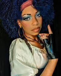 Evelyn Sparrow's Instagram, Twitter & Facebook