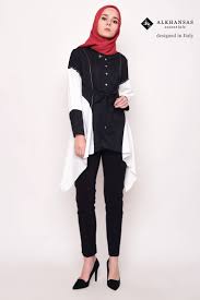 Sangat fashionable dan cocol untuk pencinta fashion brokat. Blouse Wanita Hijab Hitam Putih Untuk Kerja Hang Out Acara Formal Dan Acara Casual Desain Elegan Nyaman Dengan Nuansa Kontemporer Mon Blus Wanita Hitam