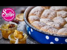 Buchteln Bestehen Aus Einem Super Lockeren Hefeteig Dieser Wird In Kleine Portionen Aufgeteilt Und Je Nach B Sallys Welt Lebensmittel Essen Essen Und Trinken