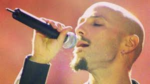 Il cantante ha perso la vita il 13 aprile del 2002 a seguito di un incidente con la sua moto. Alex Baroni La Tragica Morte Il 13 Aprile 2002 Cosa Avvenne Foto