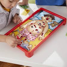 Los juegos y actividades para curso de verano. Hasbro Gaming Operando Clasico Board Game Con Tarjetas De Doctor Y Las Clasicas Enfermedades Edad 6 Amazon Com Mx Juguetes Y Juegos