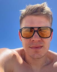 بلدي job...it مجرد شاطئ 🏖️ (لا، لست عارية 🩲)