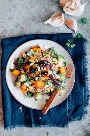 Snijd met een draadmes de plakken gerijpte bettine blanc geitenkaas en plaats deze op de couscous. Bulgur Recept Ah
