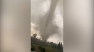 Apr 07, 2021 · learn what to do if you are under a tornado warning and how to stay safe when a tornado threatens. Videos Tornado Und Unwetter Verwusten Dorfer In Tschechien