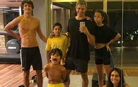 Iniciou como apresentador na mtv brasil, seguindo para a rede globo em 1994. Apos Acidente Marcio Garcia Mostra O Treino Da Familia Ofuxico