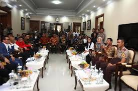 Prosesi pelantikan idham azis juga disaksikan langsung oleh keluarga, termasuk sang ibunda. Cegah Lobi Calon Kapolri Idham Azis Janji Tak Temui Anggota Di Rumah Nasional Katadata Co Id