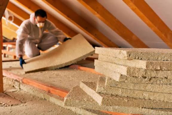Instalação de forro em drywall com manta de isolamento térmico no teto