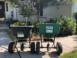 The fertilizer spreading systems enable the uniform, quick, and effective application of the fertilizer across the whole field on which you are working. Spreader Review Spyker Vs Lesco 50 Lbs Spreaders Lawn Phix