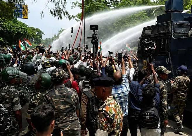 Video! : रांची में छात्र आंदोलन पर पुलिस का बड़ा एक्शन, उग्र छात्रों पर लाठीचार्ज, विधानसभा के सभी गेट सील! | Naxatra News Hindi