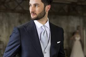 Look elegante e bretelle etniche. L Abito Da Sposo La Guida Su Come Scegliere Il Vestito Per Il Tuo Matrimonio