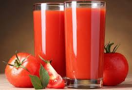Ilustrasi minum jus © rawpixel.com. 5 Manfaat Konsumsi Jus Tomat Metropolitan Id