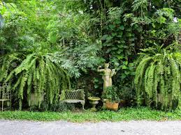 Grüner garten in 74821 mosbach ihr geschäft für blumen,obst,gemüse und geschenke.ob hochzeitsfloristik,event und trauerfloristik wir sind ihr blumengeschäft. Gruner Garten Der Englischen Art Mit Weisser Bank Blumentopfen Und Damenmusikerskulptur Lizenzfreie Fotos Bilder Und Stock Fotografie Image 75313906