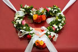 Desde hace un tiempo atrás hemos estado compartiendo con ustedes distintos tipos de centros de mesa con flores, estos son capaces de quedar bien en cualquier tipo de eventos presta atención porque ahora te explicaremos paso a paso como hacer un arreglo floral para boda ¡manos a la obra! Arreglos Florales Para Bodas Elegantes Y Modernas