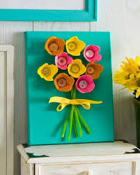 Basteln Mit Kleinkindern Blumen Aus Eierkarton Basteln Mit Eierschallen Bunte Knopfe Osterdeko Basteln Eierkarton Basteln Basteln