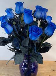 Herrlicher duft, edle blüten, top qualität & kleine preise. A Dozen Blue Roses Arranged In Blue Glass Vase W653 By Fillmore Florist San Francisco
