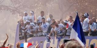 D'un côté la foule, de l'autre le couloir réservé aux champions du monde. Mondial 2018 Pourquoi La Parade Des Bleus Sur Les Champs Elysees A Mis Les Supporters En