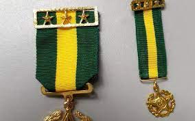 A homenagem foi prestada pela marinha do brasil, por meio da sociedade dos amigos da marinha (soamar). Licitacao Medalhas Comando Geral Do Cfn