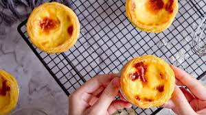 蛋挞，修女发明的？ 蛋挞 egg tart，是香港、澳门的一种音译叫法，台湾人又叫做蛋塔。 蛋挞的起源地，是在葡萄牙。 世界上第一家卖蛋挞的店，就在葡萄牙首都里斯本。 这家蛋挞店，到现在还有，叫pastéis de belém 贝伦蛋挞店，如下图，是全世界蛋挞的鼻祖。 è'¡è„ç‰™è›‹æŒž Youtube