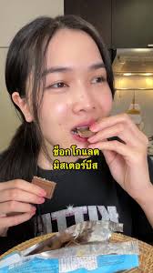 มาการองดับเบิ้ลช็อกโกแลต ชิ้นโตๆ สอดไส้ครีมช็อกโลแลตจุกๆ หวานนะ แต่อร่...