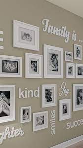 Once you choose your gallery wall pictures, it's a good idea to lay out your design on the floor before you hang pictures on the wall. Mur De Galerie De Citations Idees De Mur De Galerie De Citations Mur De Galerie Avec Des Citations S 039 Family Wall Decor Photo Wall Decor Diy Home Decor