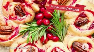 Christmas dinner is usually eaten at midday or early afternoon. Publix Super Markets Tv Commercial Holiday Recipes Cranberry Brie Wreath Ispot Tv