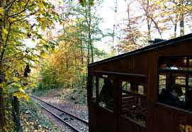 Rechts vom friedhofsgebäude liegt der ältere teil des friedhofs, in dem viele bekannte stuttgarter persönlichkeiten begraben sind, u.a. Standseilbahn Stuttgart Fortschritt Mit Historischem Flair