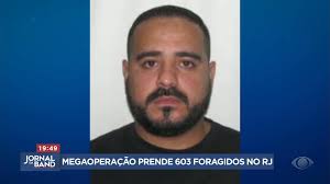 Um zoológico na Inglaterra está celebrando o nascimento de um filhote de  lêmure. Isso porque ele é de uma espécie rara, conhecida como "lêmure  dançante".