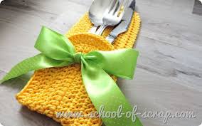 Quando si parla di uncinetto, subito si pensa ai centrini delle nonne. Uncinetto Facile Porta Posate Per La Tavola Primaverile O Di Pasqua Alessia Scrap Craft