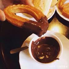 西班牙油条 （西班牙语： churros直译油条 ），亦作 西班牙式炸小油条吉事果、喜事果、拉丁果 ，是一种源于西班牙的条状面食，但亦在拉丁美洲、法国、 葡萄牙 、美国及 加勒比海 多个以拉美裔人口为主的岛屿盛行。. è¥¿ç­ç‰™æ²¹æ¡çš„åšæ³• é›ªèŠ±æ–°é—»