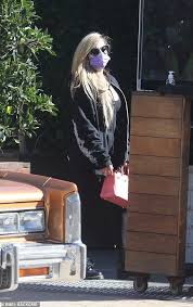 Avril lavigne and rapper mod sun confirmed their romance as they held hands after a dinner date. Avril Lavigne And New Boyfriend Mod Sun Step Out For A Romantic Lunch By The Ocean In Malibu Broread Com