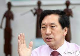 김기현 의원과 권성동 의원이 결선에 오를 것이란 정치권의 관측을 깨고 김태흠 의원이 약진하면서 이변이 연출되기도 했다. ì˜ë‚¨ 4ì„  ê¹€ê¸°í˜„ êµ­ë¯¼ì˜íž˜ ìƒˆ ì›ë‚´ëŒ€í'œ ì •ê¶Œêµì²´ ì„ ë´‰ ì¢…í•©